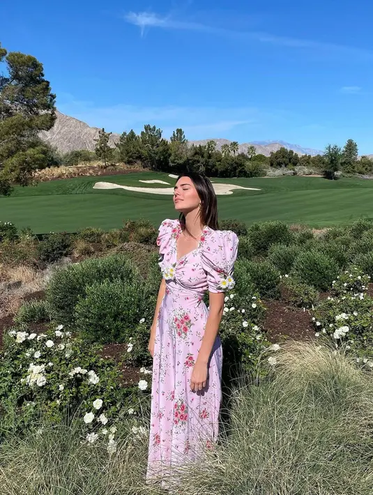 Summer long dress dengan detail lengan puffy dan motif bunga sangat cocok untu dikenakan saat picnic date, lho. (instagram/kendalljenner)