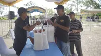 PT Pupuk Indonesia (Persero) menyalurkan 1.000 paket sembako sekaligus membuka bazar UMKM