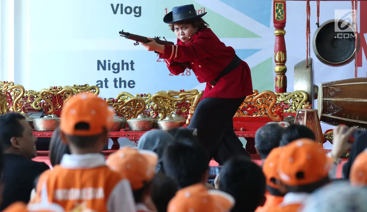 Pemeran dari Teater Koma menampilkan peran seorang tentara Belanda saat pementasan cerita sejarah pertempuran pasukan Mataram dengan tentara Belanda di Museum Nasional Indonesia, Jakarta, Minggu (29/4). (Liputan6.com/Helmi Fithriansyah)