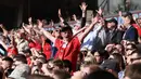Suporter Nottingham Forest merayakan kemenangan atas Manchester City pada laga pekan ke-28 Premier League 2024/2025 di City Ground, Sabtu (8/3/2025) malam WIB. (AFP/Darren Staples)