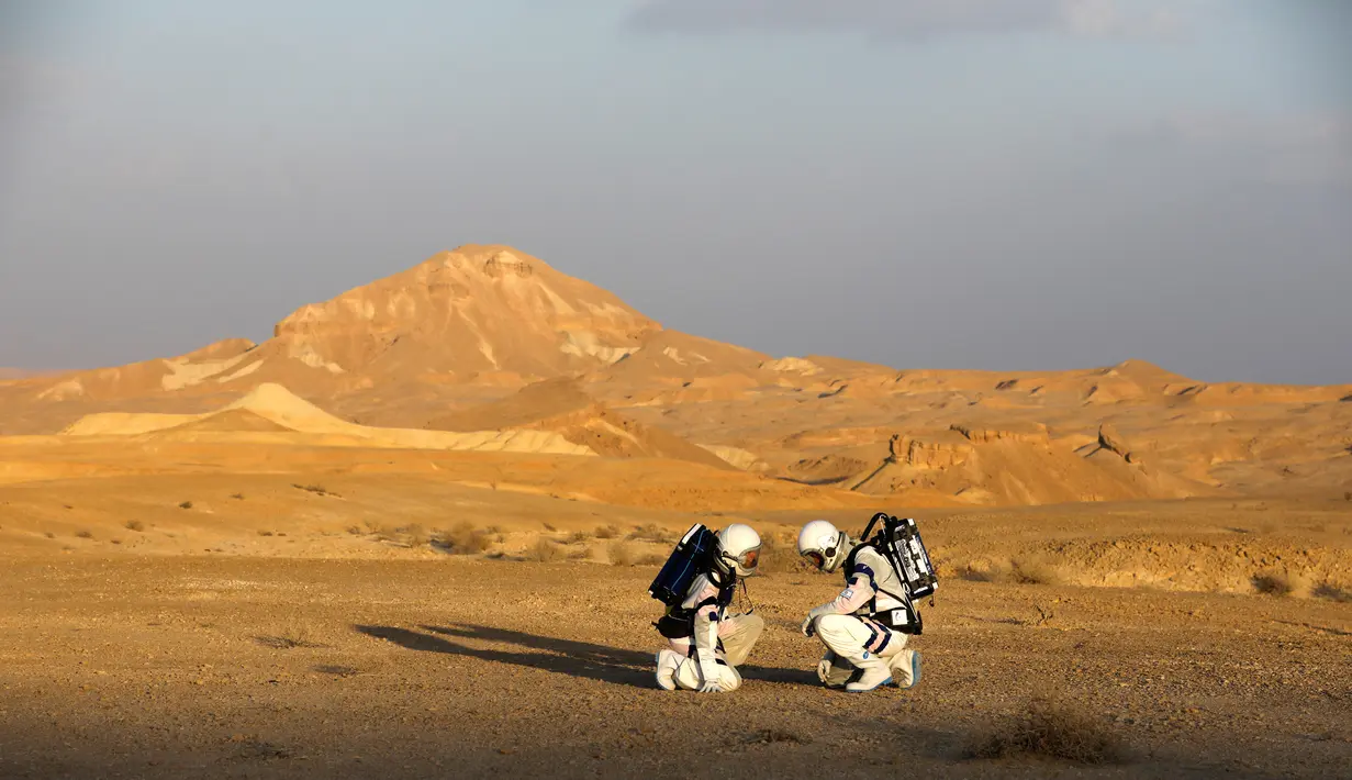 Aktivitas astronot analog Israel saat melakukan simulasi kehidupan di Planet Mars di Gurun Negev, Minggu (18/2). Proyek D-MARS merupakan hasil kerja sama Kementerian Ilmu Pengetahuan dan Teknologi Israel dengan Badan Antariksa Israel. (MENAHEM KAHANA/AFP)