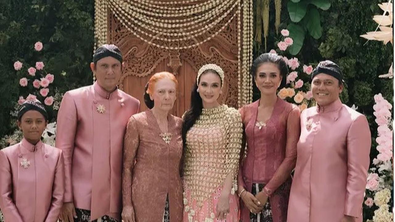 Gaya Cantik Luna Maya saat Prosesi Siraman, Anggun dengan Busana Kebaya Jawa