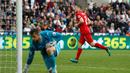 Ekspresi pemain Liverpool, James Milner, setelah mencetak gol ke gawang Swansea City dalam laga Premier League, di Liberty Stadium, Sabtu (1/10/2016). (Action Images via Reuters/John Sibley)