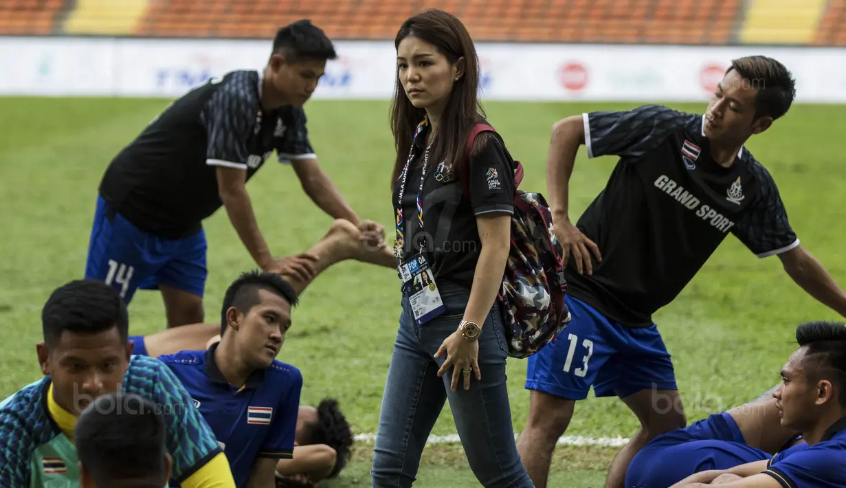 Manajer Timnas Thailand, Watanya Wongopasi, berdiskusi dengan pemain usai melawan Indonesia pada laga SEA Games di Stadion Shah Alam, Selangor, Selasa (15/8/2017). Kedua negara bermain imbang 1-1. (Bola.com/Vitalis Yogi Trisna)