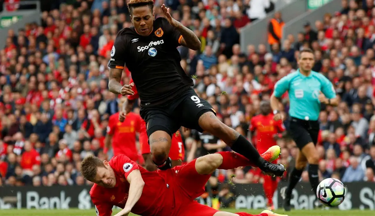 Pemain Liverpool, James Milner (kiri), berebut bola dengan pemain Hull City, Abel Hernandez, dalam laga Premier League di Stadion Anfield, Sabtu (24/9/2016). (Action Images via Reuters/Andrew Boyers)