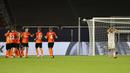 Pemain Shakhtar Donetsk Alan Patrick merayakan dengan rekan setimnya usai mencetak gol ke gawang Basel pada pertandingan perempat final Liga Europa di Veltins-Arena, Gelsenkirchen, Jerman, Selasa (11/8/2020). Shakhtar Donetsk menang 4-1. (Wolgang Rattay/Pool Photo via AP)