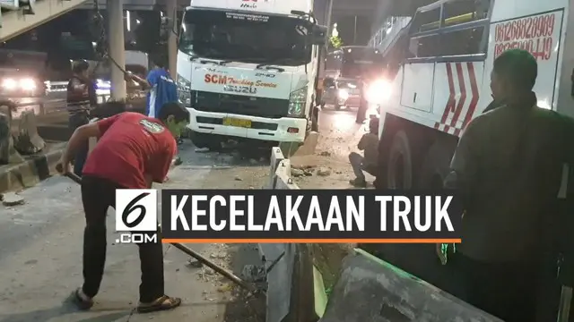 Nahas dialami sopir truk kontainer hari Senin (2/9/2019) pagi. Truknya menabrak separator busway di daerah Tomang Jakarta Barat.