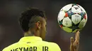 Aksi Neymar saat bertandang  di kandang Bayern Muenchen Stadion Allianz Arena. (Reuters/Ina Fassbender