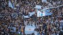 Ribuan suporter Argentina tumpah ruah di pusat kota Buenos Aires usai Lionel Messi cs berhasil menaklukkan Kroasia dan melaju partai final Piala Dunia 2022. (AP Photo/Victor R. Caivano)