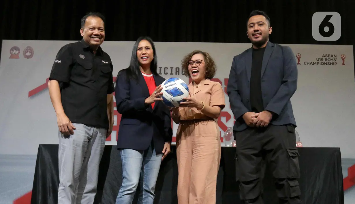 Deputy Director Programming Indosiar, Ekin Gabriel bersama Direktur Programming SCM, Harsiwi Achmad (kedua kanan) berfoto dengan anggota Exco PSSI Vivin Cahyani dan Muhammad seusai pengundian grup Piala AFF U-16 dan U-19 di SCTV TOWER, Jakarta, Kamis (30/5/2024).  (Liputan6.com/Herman Zakharia)