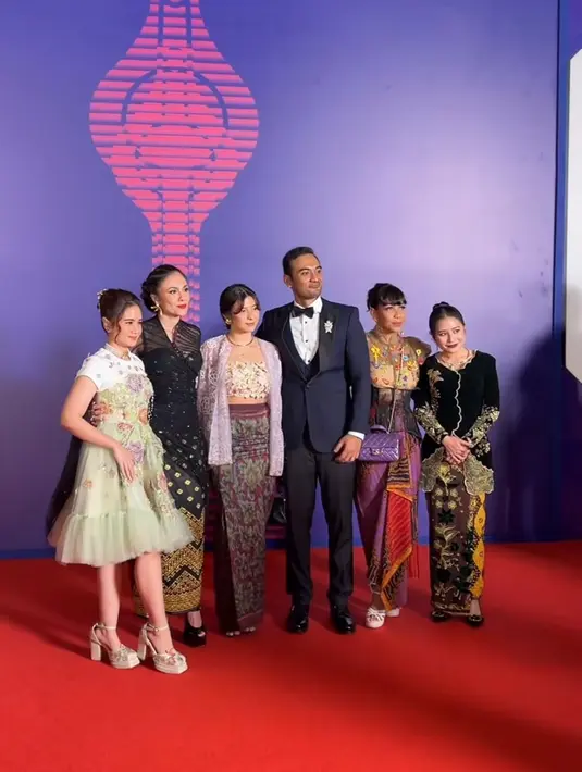 Prilly Latuconsina hadir mengenakan kebaya hitam dengan hiasan bordir emas yang mewah. [@prillylatuconsina96].