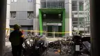 Petugas pemadam kebakaran berdiri di depan bangunan apartemen Grenfell Tower di London yang hangus terbakar, Minggu (18/6). Kebakaran dahsyat pada 14 Juni 2017 kemarin menghanguskan bangunan apartemen 24 lantai tersebut. (Metropolitan Police via AP)