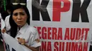 Seorang wanita pendukung Gubernur Ahok saat aksi di depan Balai Kota, Jakarta, Senin (2/3/2015). Mereka menuntut KPK untuk segera mengaudit dana siluman di DPRD DKI Jakarta (Liputan6.com/Johan Tallo)