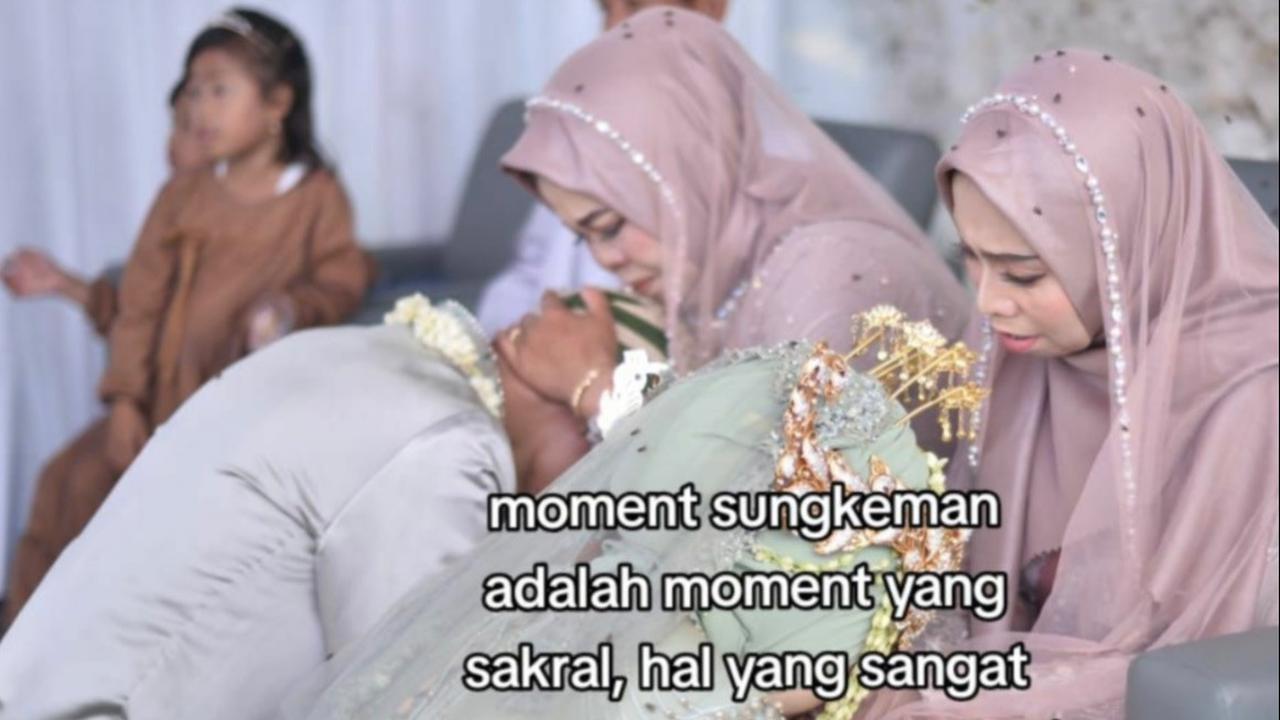 Momen Sungkeman Penuh Lalat