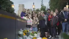 Para pelayat berkumpul meletakkan bunga menyusul pengumuman meninggalnya Ratu Elizabeth II di luar Kastil Windsor di Berkshire, Inggris, Kamis, 8 September 2022. Ratu Elizabeth II meninggal dunia di Balmoral, Skotlandia, dalam usia 96 tahun. (Jonathan Brady/PA via AP)