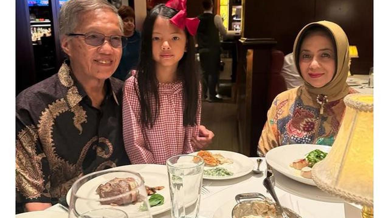 6 Potret Farah Quinn Bareng Ayah-Ibu yang Jarang Tersorot, Kumpul di Amerika