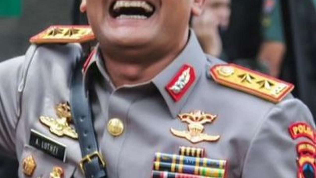 Terlihat ada sosok sang kakak Irjen Polisi Ahmad Luthfi. <br>