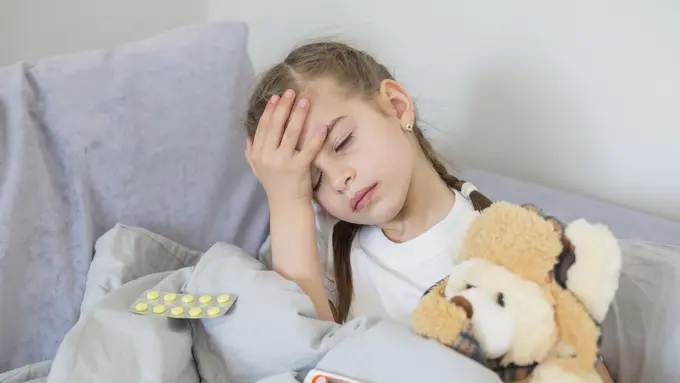 Seorang anak perempuan tampak sedang sakit dan memegang dahinya (Foto Dok: Freepik/freepik)