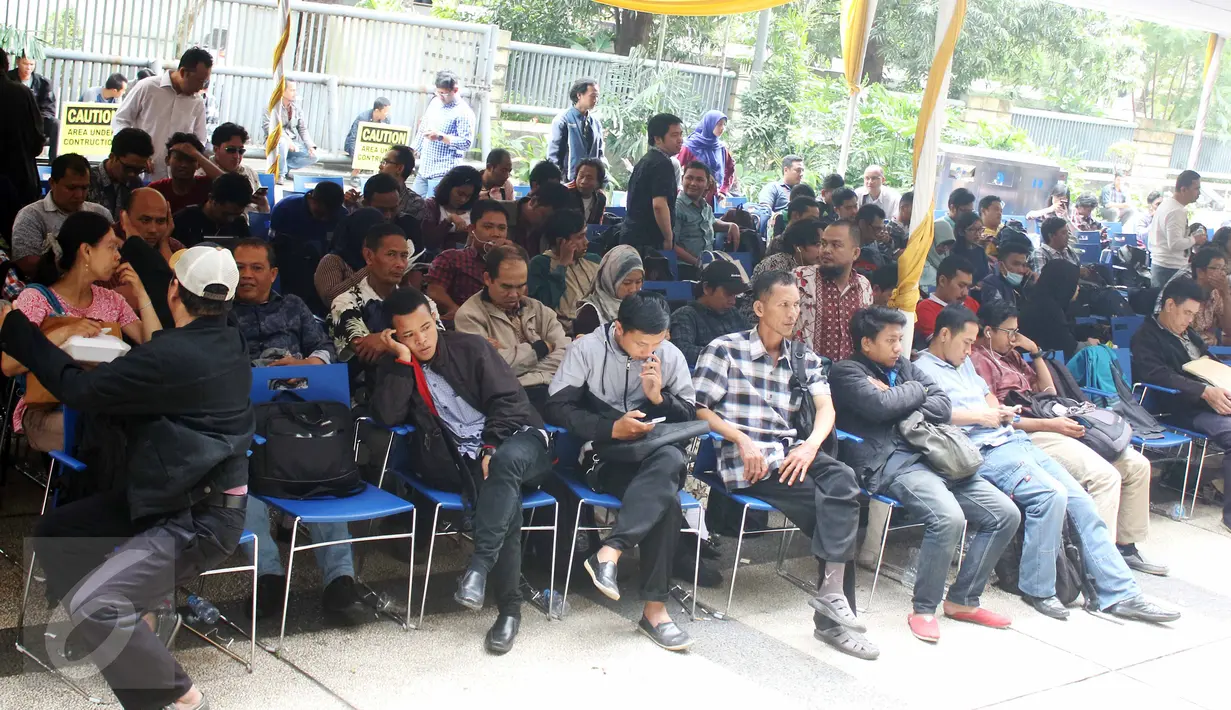 Pemohon pajak berada di kantor Ditjen Pajak, Jakarta, Jumat (31/3). Hari ini merupakan hari terakhir program pengampunan pajak atau tax amnesty dan akan di tutup pada pukul 00:00. (Liputan6.com/Angga Yuniar)