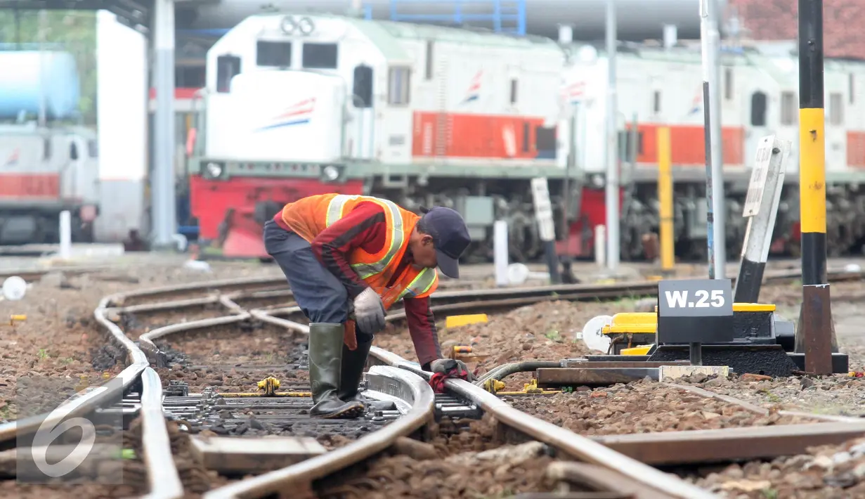 Seorang pekerja merawat rel jalur Kerata Api di Stasiun Tugu, Yogyakarta, Selasa (28/6). Perbaikan di lakukan untuk memperlancar arus mudik dengan menggunakan transportasi layanan kereta api. (Liputan6.com/Boy Harjanto)