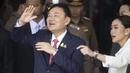 Thaksin kemudian dibawa pergi oleh para petugas untuk menghadapi penangkapan atas kasus-kasus kriminal lama.  (AP Photo/Wason Wanichakorn)