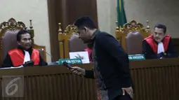 Muhammad Nazaruddin jelang memberi kesaksian di persidangan kasus e-KTP di Pengadilan Tipikor, Jakarta, Senin (3/4). Nazaruddin menjadi saksi untuk terdakwa Irman dan Sugiharto. (Liputan6.com/Helmi Afandi)