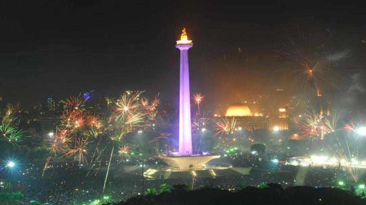 Pesta kembang api sambut tahun baru 2013 di Monas