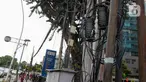 Jaringan kabel utilitas terlihat semrawut di Kawasan Jalan Medan Timur, Jakarta, Selasa (15/4/2024). (Liputan6.com/Herman Zakharia)