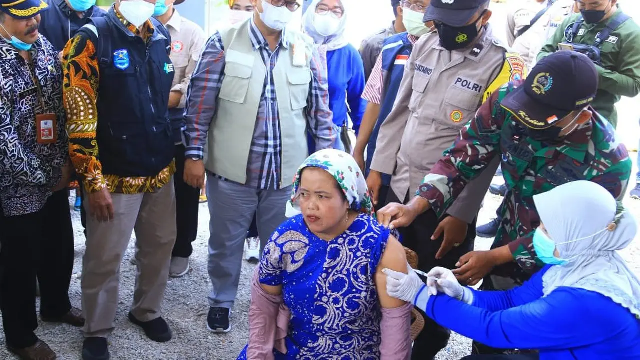 Petugas Dinkes Probolinggo memberikan vaksinasi difteri kepada warga Desa Gili Ketapang yang daerahnya masuk KLB difteri. (Istimewa).