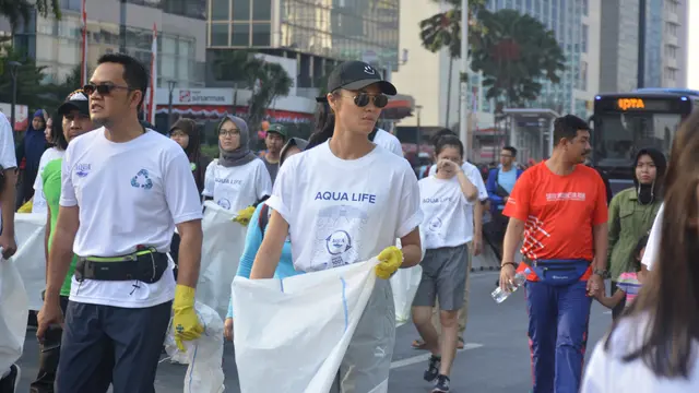 Plogging, Aksi Menjaga Lingkungan dengan Pengumpulan Botol Plastik Sambil Jogging