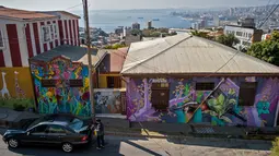 Pemandangan mural jalanan di Valparaiso, Chile, pada tanggal 9 April 2019. Kota pelabuhan tersebut telah diubah menjadi galeri seni terbuka raksasa oleh ratusan seniman grafiti. (Martin BERNETTI/AFP)
