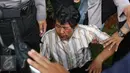 Seorang pengemudi Go-Jek bernama Siswanto (tengah) menjadi korban amukan oknum sopir taksi yang berada di dekat gedung TVRI Senayan, Jakarta, (22/3). Kawasan tersebut memang sedang terjadi unjukrasa sejumlah supir taksi. (Liputan6.com/Herman Zakharia)