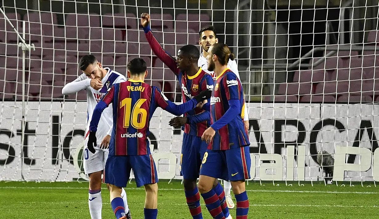 Striker Barcelona, Ousmane Dembele (tengah) melakukan selebrasi bersama rekan setim usai mencetak gol ke gawang Eibar dalam laga lanjutan Liga Spanyol 2020/21 pekan ke-16 di Camp Nou, Selasa (29/12/2020). Barcelona bermain imbang 1-1 dengan Eibar. (AFP/Pau Barrena)