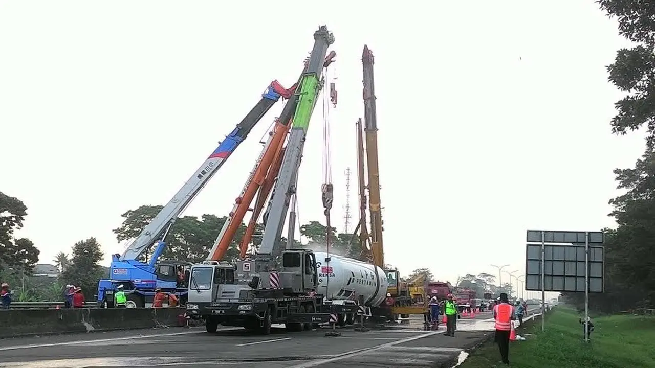 Evakuasi Truk Tangki LPG Pertamina