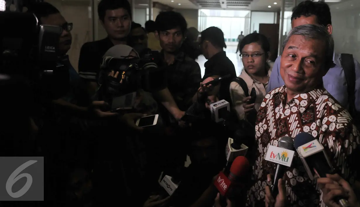 Busyro Muqoddas saat akan menghadiri Rapat Dengar Pendapat Umum dengan Komisi III DPR, di Kompleks Parlemen, Jakarta, Selasa (12/4). Rapat membahas meninggalnya Siyono karena diduga ada pelanggaran HAM oleh BIN. (Liputan6.com/Johan Tallo)