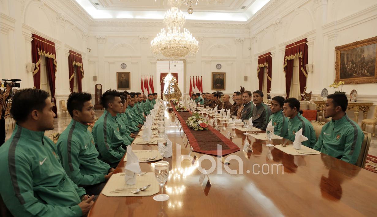 Timnas Indonesia saat makan siang bersama Presiden RI, Joko Widodo di Istana Negara, (19/12/2016). (Bola.com/Nicklas Hanoatubun)