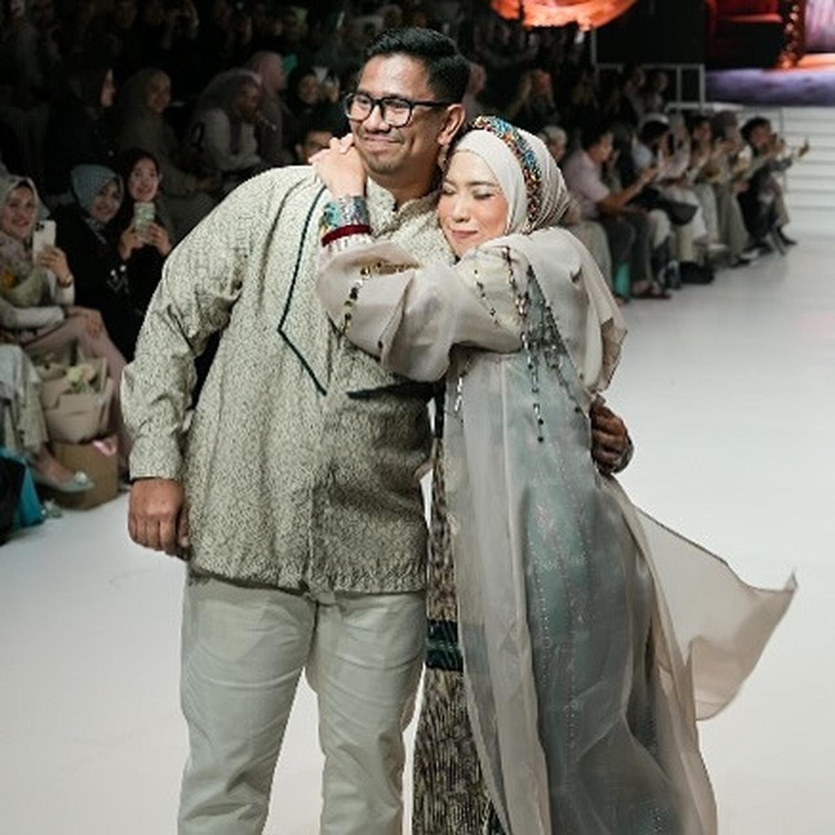 Momen Kocak Fitrop Malah Ngereog di Catwalk Usai Tangan Dicium Suami