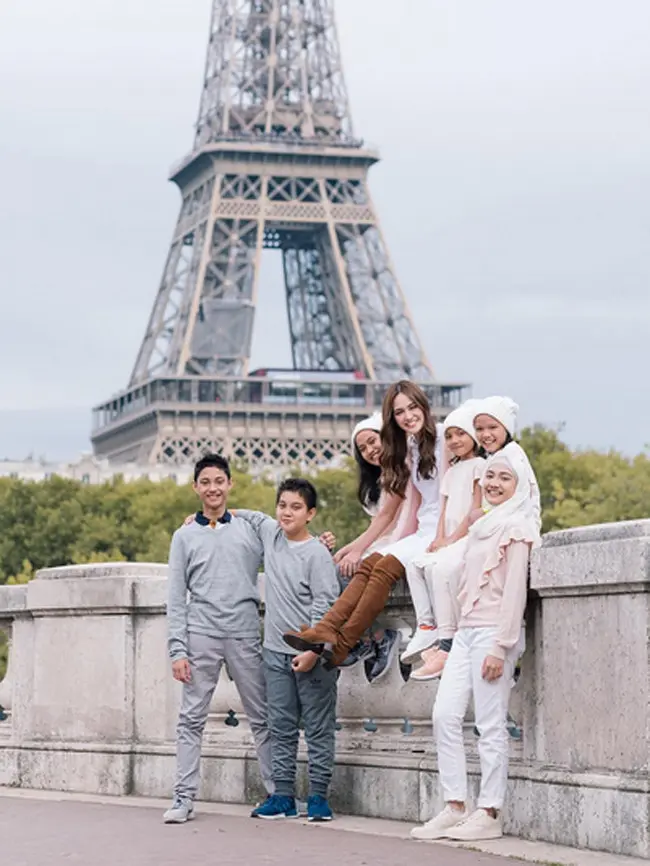 Kebahagiaan begitu terlihat dari Shandy Aulia berlibur bersama dengan kakak dan keponakannya. Menurutnya, keponakannya belum ikut semua. Istri David Herbowo itu mengaku memiliki keponakan sebanyak 11 orang. (Instagram/shandyaulia)