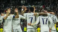Para pemain Real Madrid menyambut suka cita gol yang dicetak Vinicius Junior ke gawang Braga pada lanjutan Liga Champions 2023/2024 kontra Braga di Santiago Bernabeu, Kamis (9/11/2023) dini hari WIB. (AP Photo/Jose Breton)