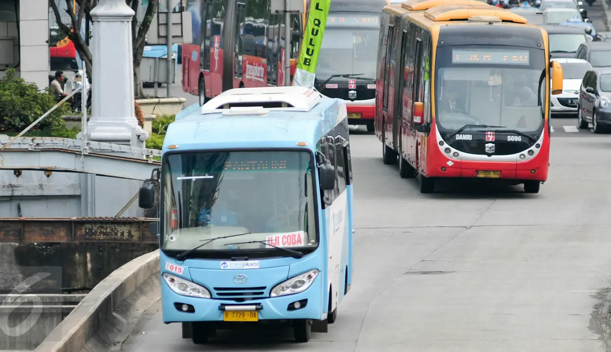 Tarif Bus Kota Terintegrasi Busway (BKTB) dengan Rute PIK-Monas turun harga, Jakarta, Senin (4/1/2016). Tarif BKTB yang semula Rp 6.000 turun menjadi Rp 3.500. (Liputan6.com/Yoppy Renato)
