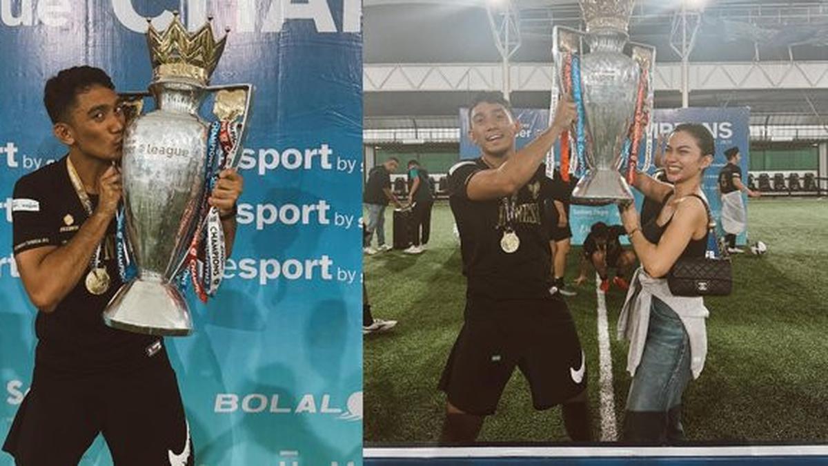 Potret Ariel Tatum Ikut Angkat Piala Kemenangan Daffa Wardhana saat Tanding Bola