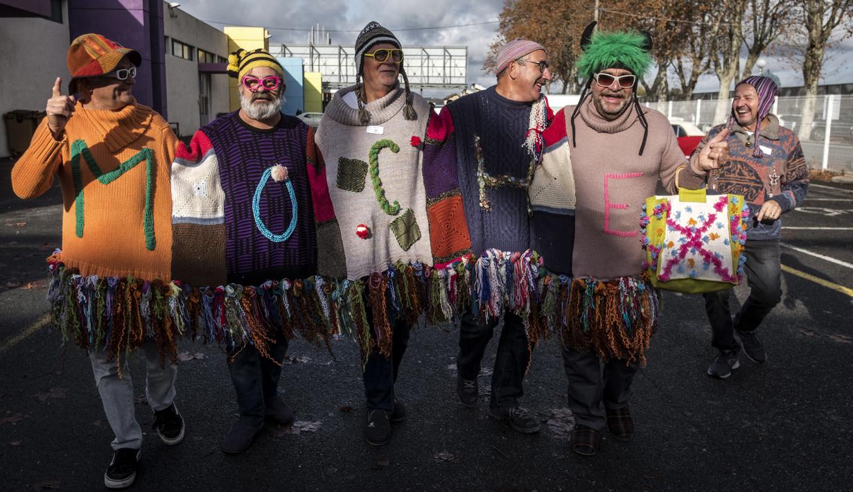 The "Zzzigauto" berpose saat berlangsungnya Kejuaraan Dunia Sweater Terjelek di kota Albi, Prancis pada 1 Desember 2018. Berbagai peserta dengan sweater berdesain norak pun berlomba-lomba untuk dianggap sebagai yang paling jelek. (ERIC CABANIS / AFP)