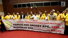 Ketua Pansus Hak Angket dan sejumlah alumni serta mahasiswa UI membentangkan spanduk di Ruang Rapat KK-I RDPU, Kompleks Parlemen, Senayan, Jakarta, Senin (10/7). Mereka menyampaikan pernyataan sikap dukungan ke Pansus Angket KPK (Liputan6.com/Johan Tallo)