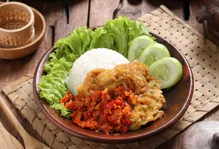Lalap Platter: Mindful Eating ala Makanan Rumahan yang Sehat./Copyright depositphotos.com/rickyherawan84