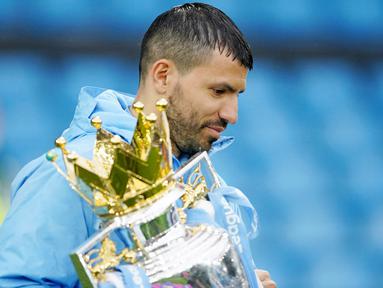 Striker Manchester City, Sergio Aguero, mengangkat trofi usai menjuarai laga Liga Inggris di Stadion Etihad, Minggu (24/5/2021). City menang dengan skor 5-0. (Dave Thompson/Pool/AFP)
