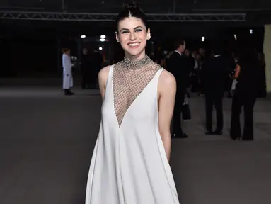 Alexandra Daddario tiba di acara tahunan kedua Academy Museum di Academy Museum of Motion Pictures di Los Angeles, Amerika Serikat, Sabtu (15/10/2022). Aktris asal Amerika itu menggunakan gaun putih dengan model jaring-jaring mutiara yang mencolok di bagian dadanya. (Jordan Strauss/Invision/AP)