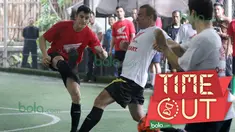 Marc Marquez dan Dani Pedrosa, bermain futsal santai bersama Menpora Imam Nahrawi. Acara berlangsung di Kuningan Village Futsal, Jakarta Selatan.