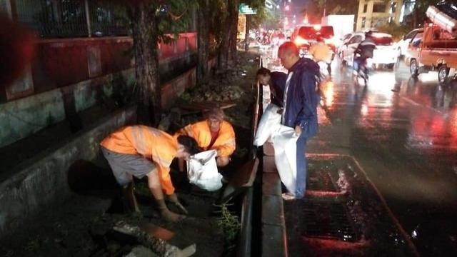 Petugas Bantu Bersihkan Saluran di Kota Surabaya