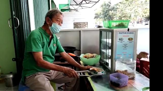 Sartono Anwar dan warung baksonya.