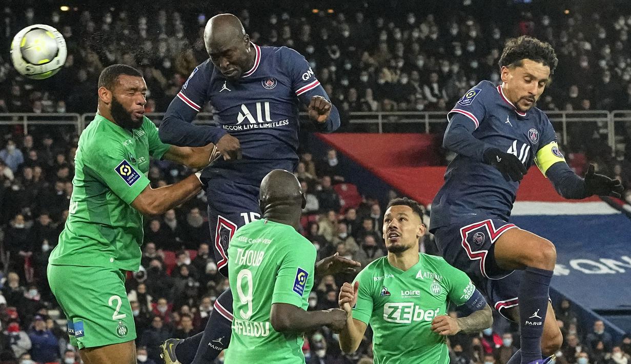 Unggul 2-1, PSG tampil semakin mendominasi. Lima menit berselang, Danilo Pereira berhasil menebus kesalahannya. Kali ini Kylian Mbappe yang memberikan assist kepada gelandang bertahan asal Portugal tersebut. (AP/Michel Euler)